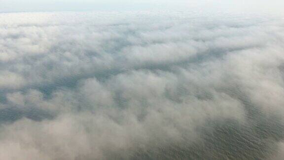 飞过美丽的云景湛蓝的天空上朵朵白云缓缓飘动宛如画卷从驾驶舱直接观看