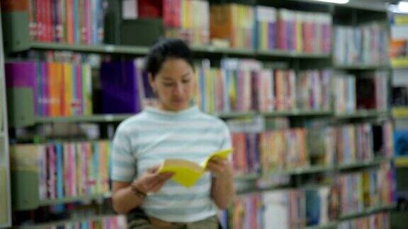 一位年轻女子在图书馆找书