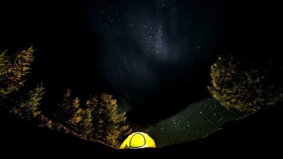 晚上银河在帐篷上方旋转滑块时间流逝