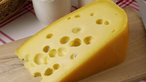 一块有洞的荷兰奶酪