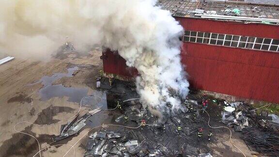 消防队员扑灭工业区火灾的鸟瞰图