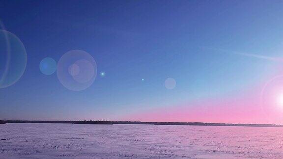 粉色与蓝色日落冬季视频的动态沿路的冬季景观