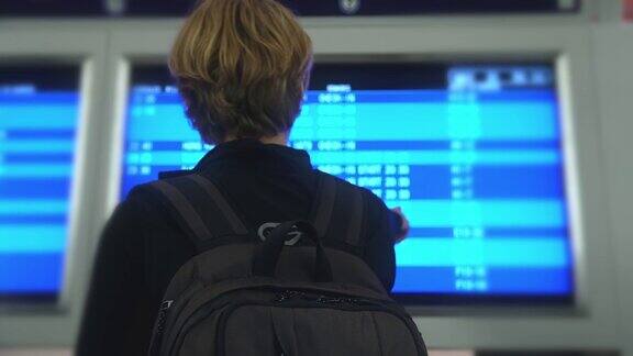 一位女士在机场检查登机牌