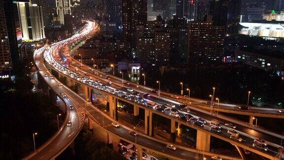 MSHA晚上拥挤的高架道路和繁忙的交通中国上海