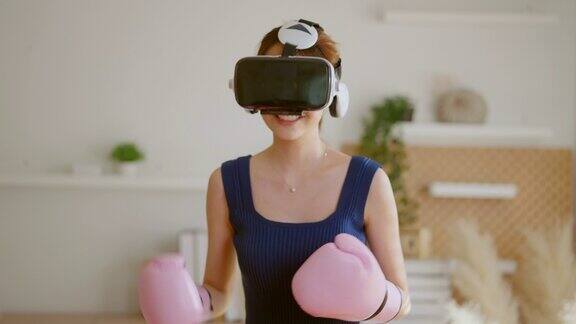 虚拟元现实增强现实亚洲女性成人在VR头盔健身拳击有氧训练拳击拳在虚拟现实在客厅家庭室内背景