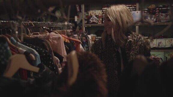 一个金发女孩在一家复古商店里看衣服