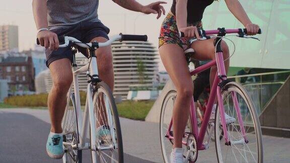 年轻夫妇有乐趣骑自行车