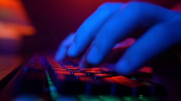 人使用电脑键盘代码网站在霓虹灯照明黑客与网络犯罪