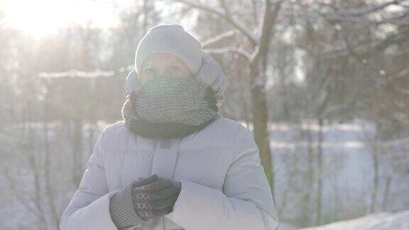 冬季公园里的成年女子肖像在寒冷阳光明媚的日子里女子的面容