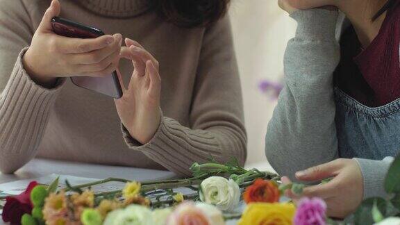 中国年轻的花商比较手机信息与真正的花