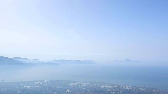 城市躺在火山脚下从维苏威全景那不勒斯在雾霾