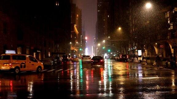 雨中的城市灯光反射