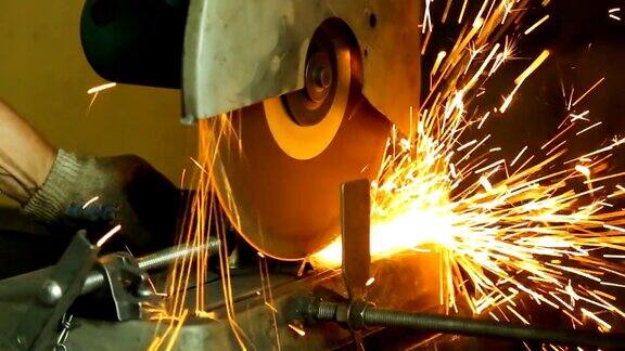 在切割机上切割金属零件产生很多火花
