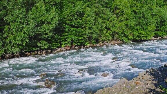 山间河流湍急的小溪河水清澈清澈夏天的山涧流过岩石和急流