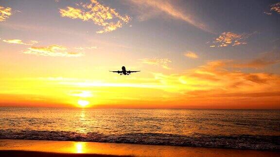 夕阳下海上行驶的飞机