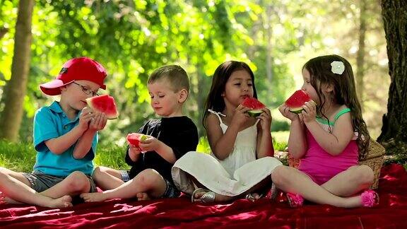 四个孩子一起吃水果