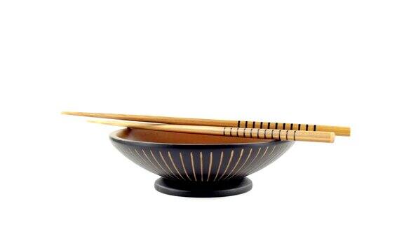 夹筷子的亚洲碗