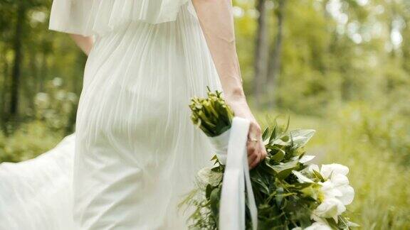 新娘捧着婚礼花束的特写乡村无用的人