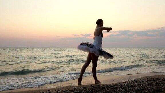 傍晚时分在海滩上跳芭蕾舞