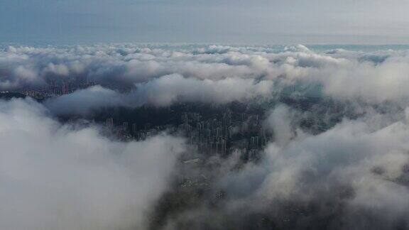 从戴墨山鸟瞰穿过云层的城市