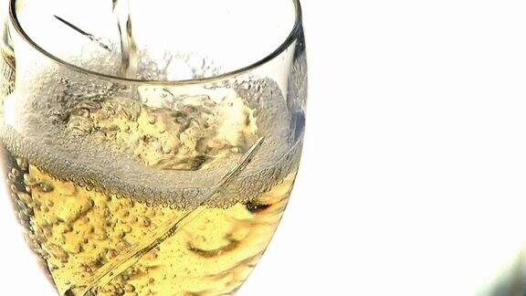 水晶玻璃杯倒入白葡萄酒