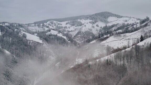 白雪覆盖的喀尔巴阡山脉鸟瞰图