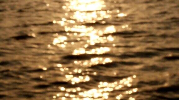 日落时水面的抽象模糊背景视频