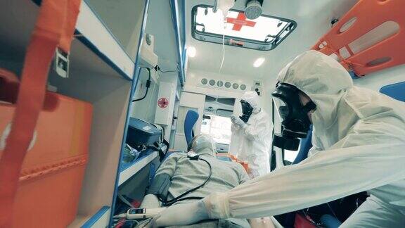 冠状病毒COVID-19概念救护人员正在检查救护车里的一个男孩