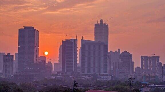 日落在印度孟买摩天大楼上的时间流逝
