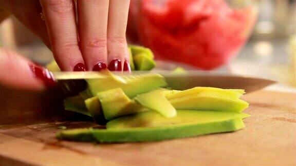女人用手切牛油果