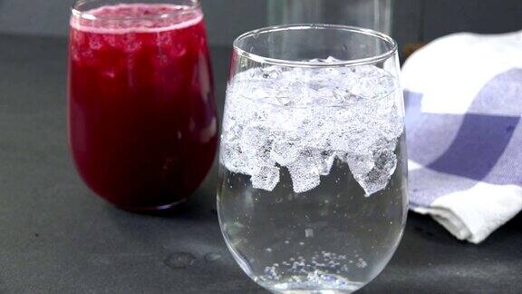 玻璃杯中冒泡的水