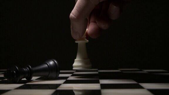 皇后在国际象棋中击败国王特写