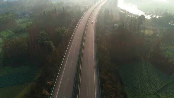 鸟瞰四川高速公路和乡村景观
