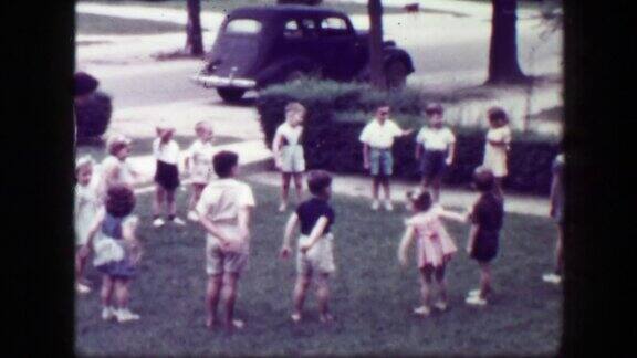 1949年:女教师在自家前院玩逃学游戏