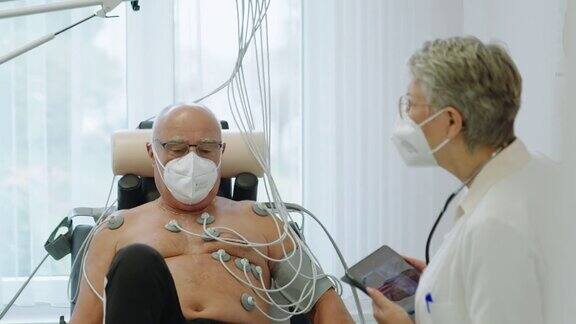 在做心电图时女心内科医生指导男老年患者骑心电图车