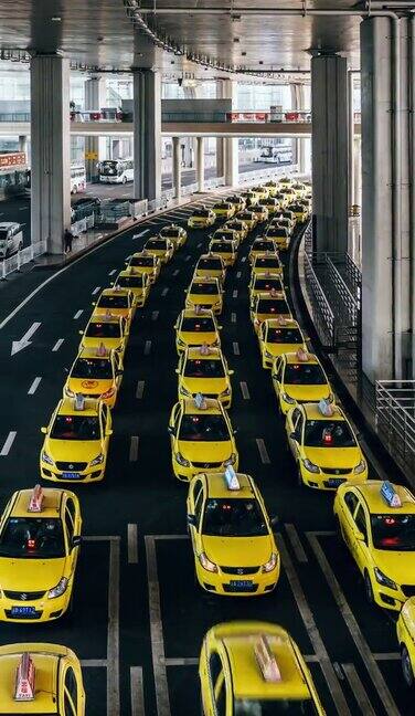 PAN机场出口处黄色出租车排长队