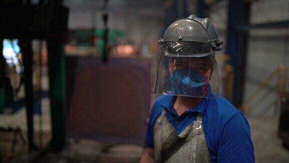 一名戴着焊接头盔的金属工业工人的肖像