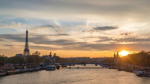 法国巴黎时间流逝4K城市日落时间流逝在塞纳河和亚历山大三世桥和埃菲尔铁塔