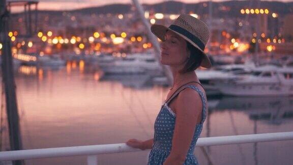 日落时分浪漫的白种女人漫步在码头上