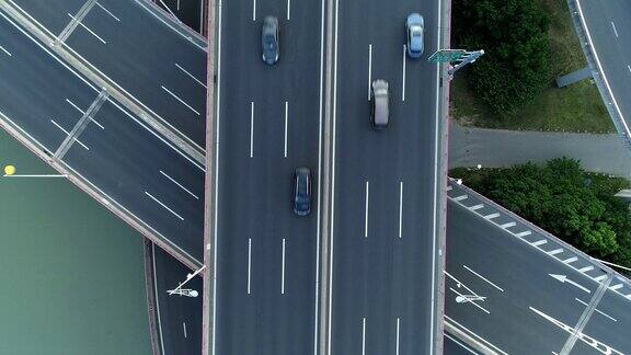 无人机下的高速公路交叉道路与移动的汽车