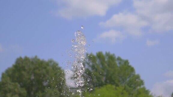 水滴在喷泉中以180帧秒的慢动作跳跃