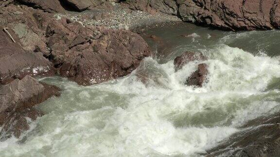 奔放的山河流淌着巨石和激流慢动作