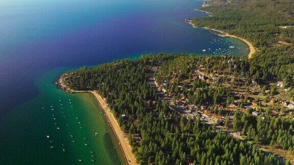 夏日旅行蓝湖无人机拍摄塔霍湖的鸟瞰图