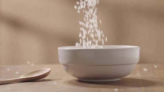 把米饭倒进碗里慢动作