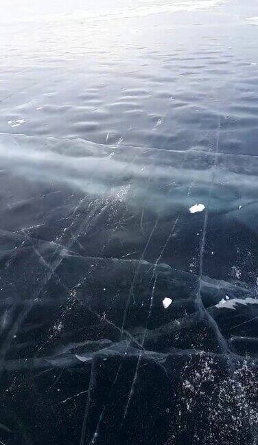 贝加尔湖纯净的冰面上的雪西伯利亚贝加尔湖