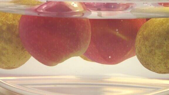 把新鲜的苹果和梨在吃之前洗干净