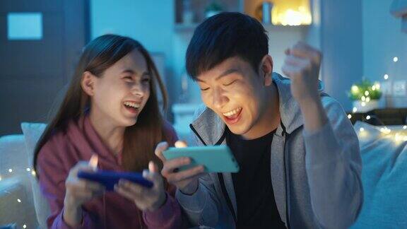 亚洲夫妇玩手机游戏