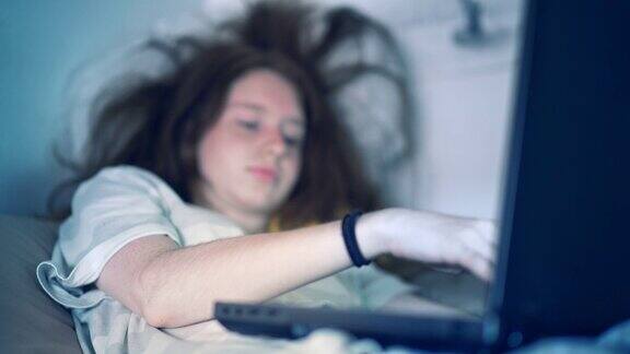 这名16岁的少女躺在床上浏览社交媒体