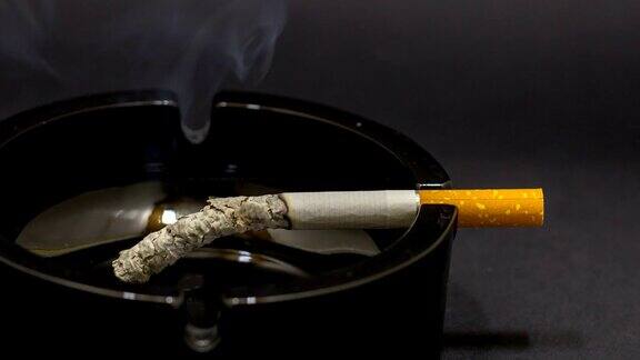 香烟在烟灰缸里燃烧着