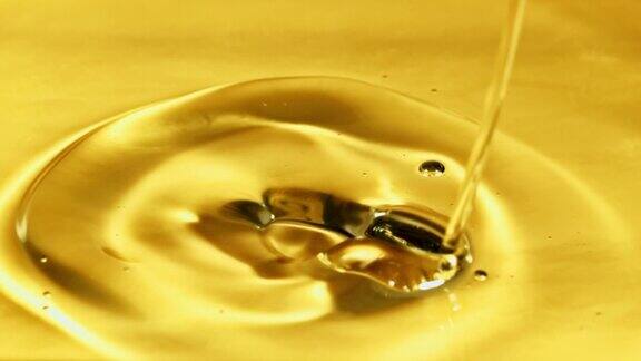 一股橄榄油喷射出气泡拍摄是1000帧秒的慢动作